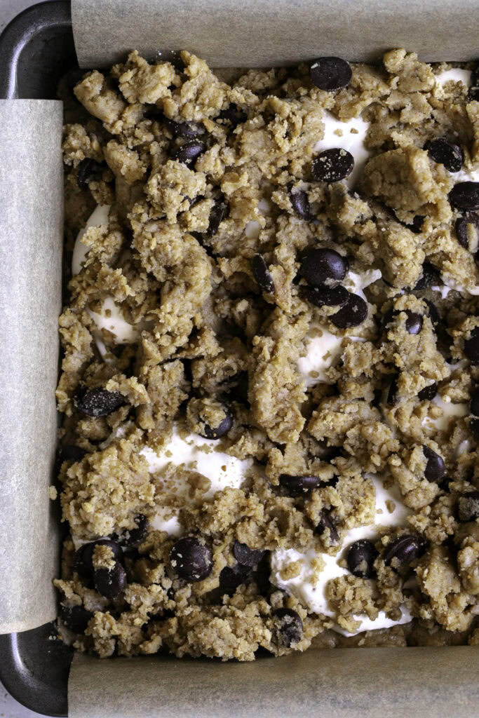 the remaining smores cookie dough crumbled on top of the marshmallow fluff.